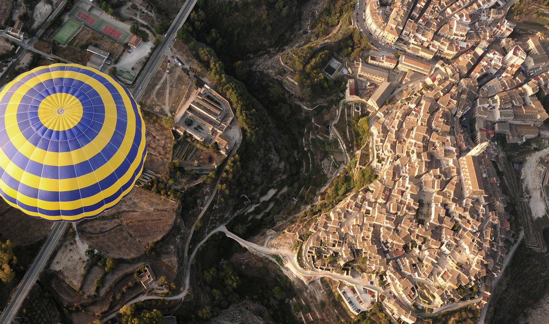 Globo sobrevolando el casco antiguo de Bocairent