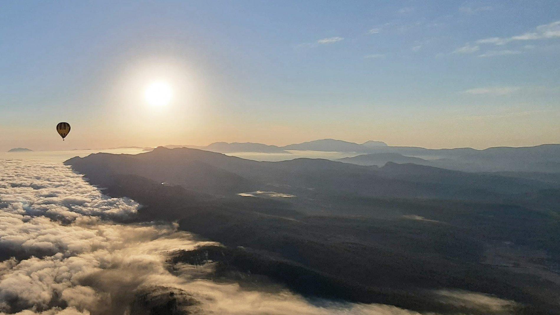 Amanecer desde el globo sobre las nubes