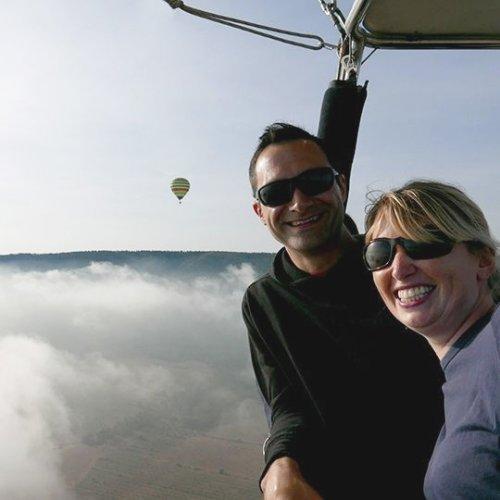 Pareja en un vuelo en globo exclusivo