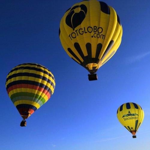 Globos en el cielo azul