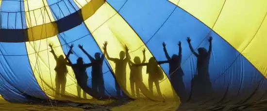 Siluetas dentro del globo
